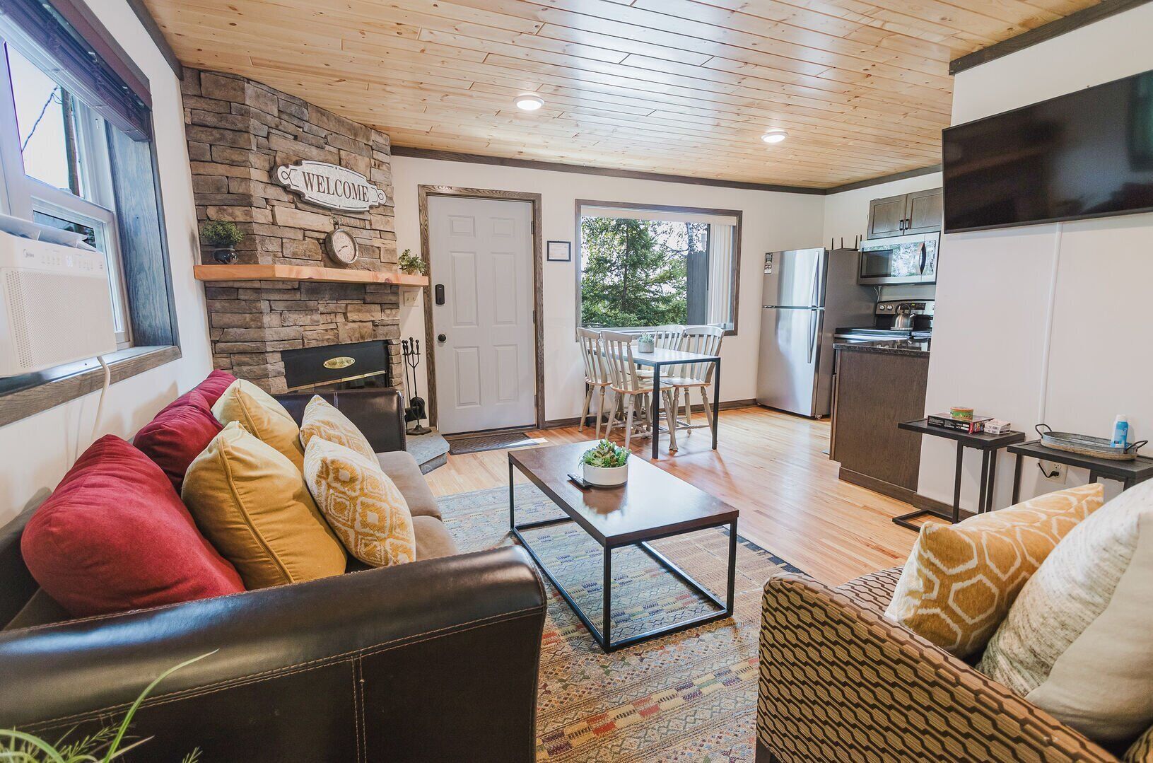 Televisión y chimenea 