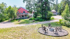 Outdoor dining - Gooseberry Trailside Suites | Encampment River Suite (Two Harbors)