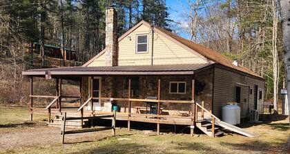 Deer Charming 2-bedroom Fly Fishing cabin with WiFi, AC in Waterville, PA