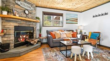 Televisión y chimenea