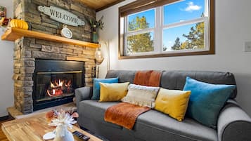 Een televisie en een open haard