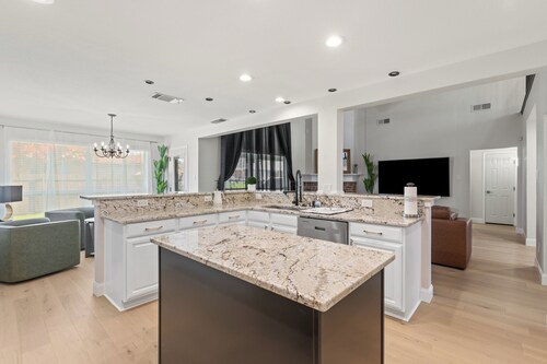 Spacious 5-bedroom villa in welcoming Burleson with WiFi, AC