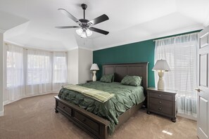 5 Schlafzimmer, Schreibtisch, Bügeleisen/Bügelbrett, Reisekinderbett