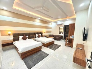 Superior Room | Living area - Hotel Green Plaza (Sonepat)