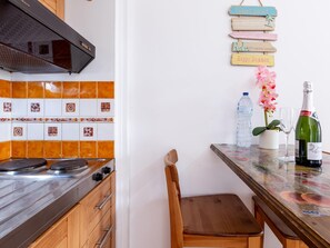 Kylskåp, kaffe- och tebryggare och brödrost