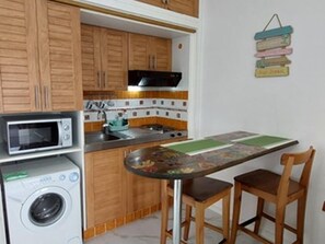 Kühlschrank, Wasserkocher mit Kaffee-/Teezubehör, Toaster