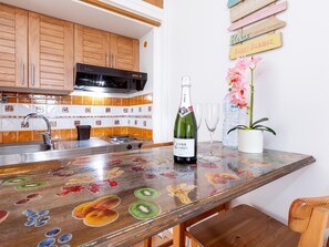 Kühlschrank, Wasserkocher mit Kaffee-/Teezubehör, Toaster