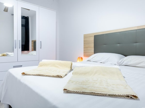 1 chambre, fer et planche à repasser, accès Internet
