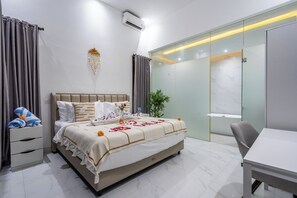 3 bedrooms, iron/ironing board, WiFi, bed sheets