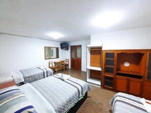 办公桌、笔记本电脑工作区、免费 WiFi