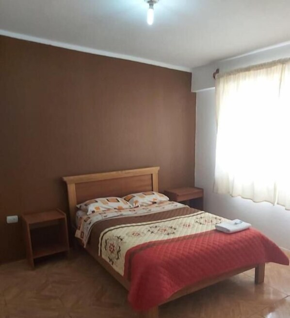 Enkeltrom – basic | Skrivebord, skrivebord for bærbar PC og wi-fi (inkludert)