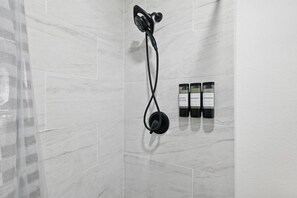 Ducha, secador de pelo y toallas