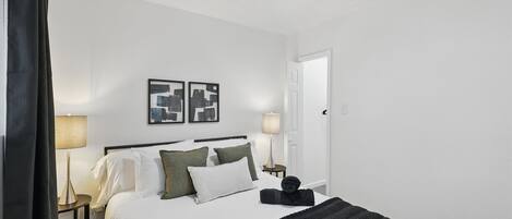 2 bedrooms, desk, iron/ironing board, WiFi