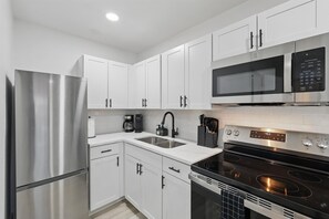 Réfrigérateur, four à micro-ondes, un four, surface de cuisson