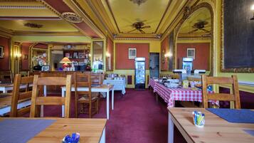 Desayuno buffet todos los días (EUR 9.90 por persona)