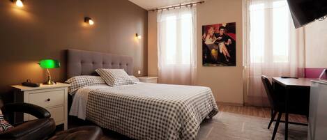 Ropa de cama de alta calidad, escritorio, wifi gratis y ropa de cama