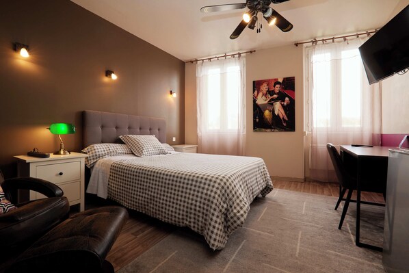 Habitación doble Confort, servicio de limpieza, vista al parque | Ropa de cama de alta calidad, escritorio, wifi gratis y ropa de cama