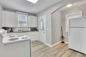 Een koelkast, een magnetron, een oven, een kookplaat