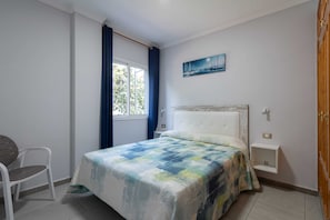 1 habitación y tabla de planchar con plancha 