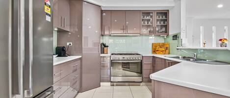 Kjøleskap, mikrobølgeovn, ovn og kokeplater