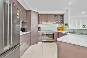 Frigorífico, microondas, horno y placa de cocina