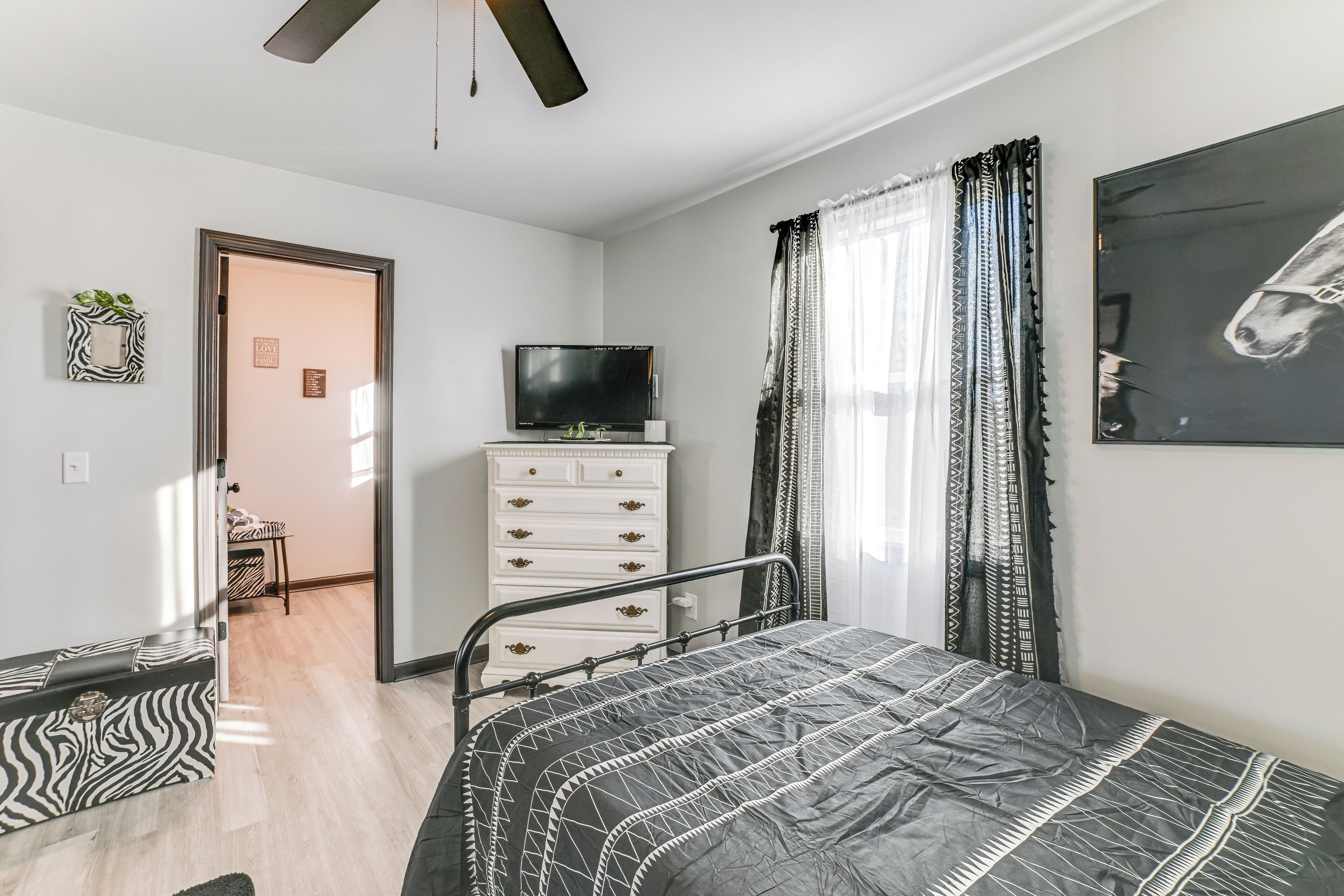 3 bedrooms, iron/ironing board, internet, bed sheets