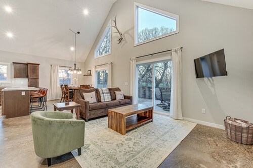 'Red Rock Lodge' w/ Hot Tub Near Raceway & Pella!