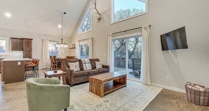 'Red Rock Lodge' w/ Hot Tub Near Raceway & Pella!