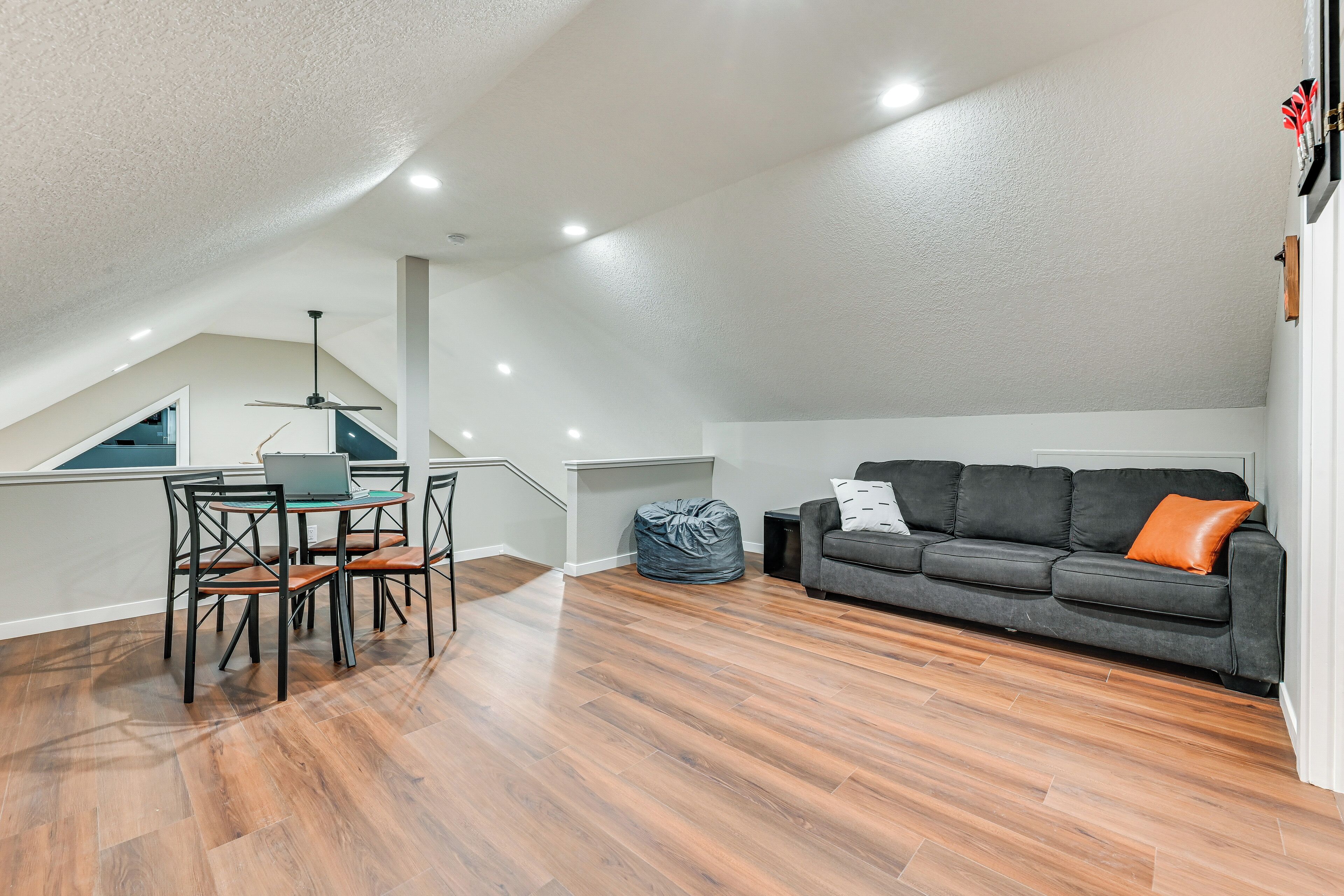 'Red Rock Lodge' W/ Hot Tub Near Raceway & Pella! - Iowa