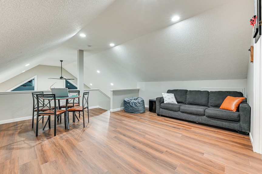 'Red Rock Lodge' W/ Hot Tub Near Raceway & Pella! - Iowa