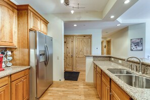 Interior - 2 Mi to Angel Fire Resort: Mtn-View Condo! (Angel Fire)