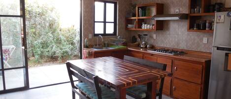 Stovetop, coffee/tea maker, cookware/dishes/utensils