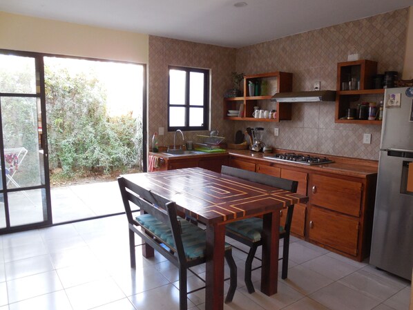 Stovetop, coffee/tea maker, cookware/dishes/utensils - "Comfortable and cozy house south of the city, ideal for couples or families." (Santa Cruz Xoxocotlán)