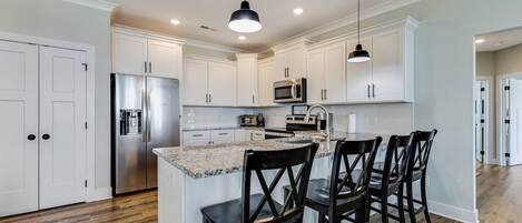 Fridge, microwave, stovetop, dishwasher