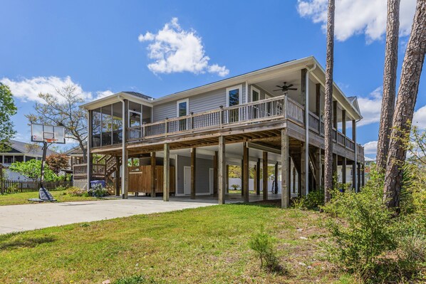 Exterior - Dog-Friendly 4BR Retreat with a Fire Pit Located in the Serene Part of Oak Island –Near Boat Launch (Oak Island)