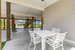 Outdoor dining - Dog-Friendly 4BR Retreat with a Fire Pit Located in the Serene Part of Oak Island –Near Boat Launch (Oak Island)