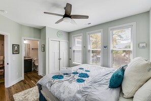 4 bedrooms, free WiFi, bed sheets - Dog-Friendly 4BR Retreat with a Fire Pit Located in the Serene Part of Oak Island –Near Boat Launch (Oak Island)