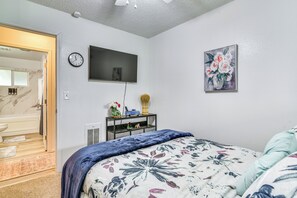 3 bedrooms, desk, iron/ironing board, internet