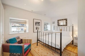 4 Schlafzimmer, Schreibtisch, Bügeleisen/Bügelbrett, WLAN