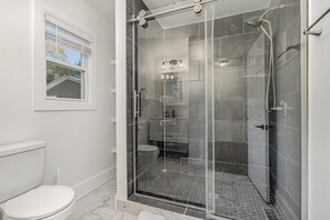 Douche, séchoir à cheveux, serviettes fournies