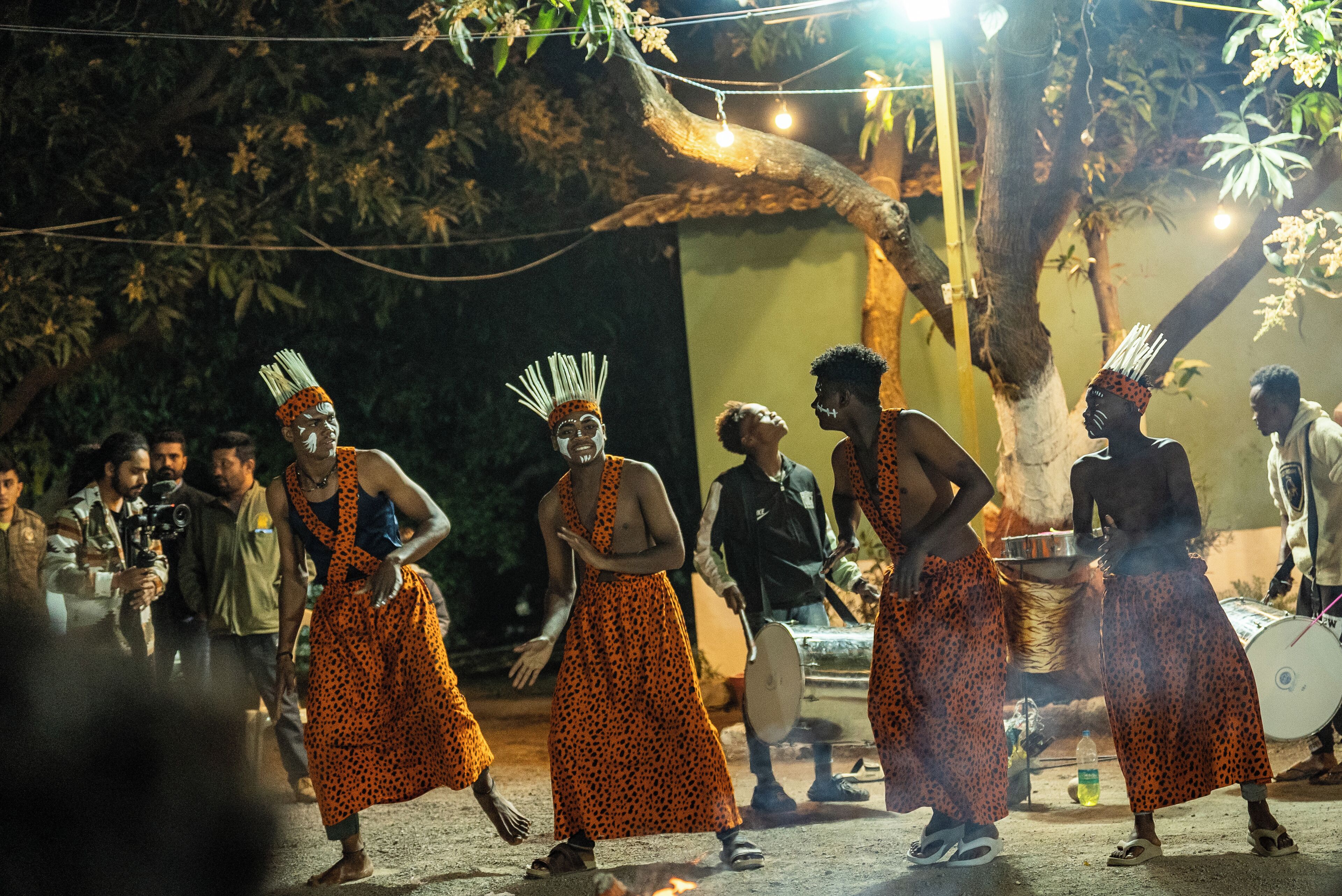 Un grupo de personas vestidas con atuendos tradicionales realizando una danza.