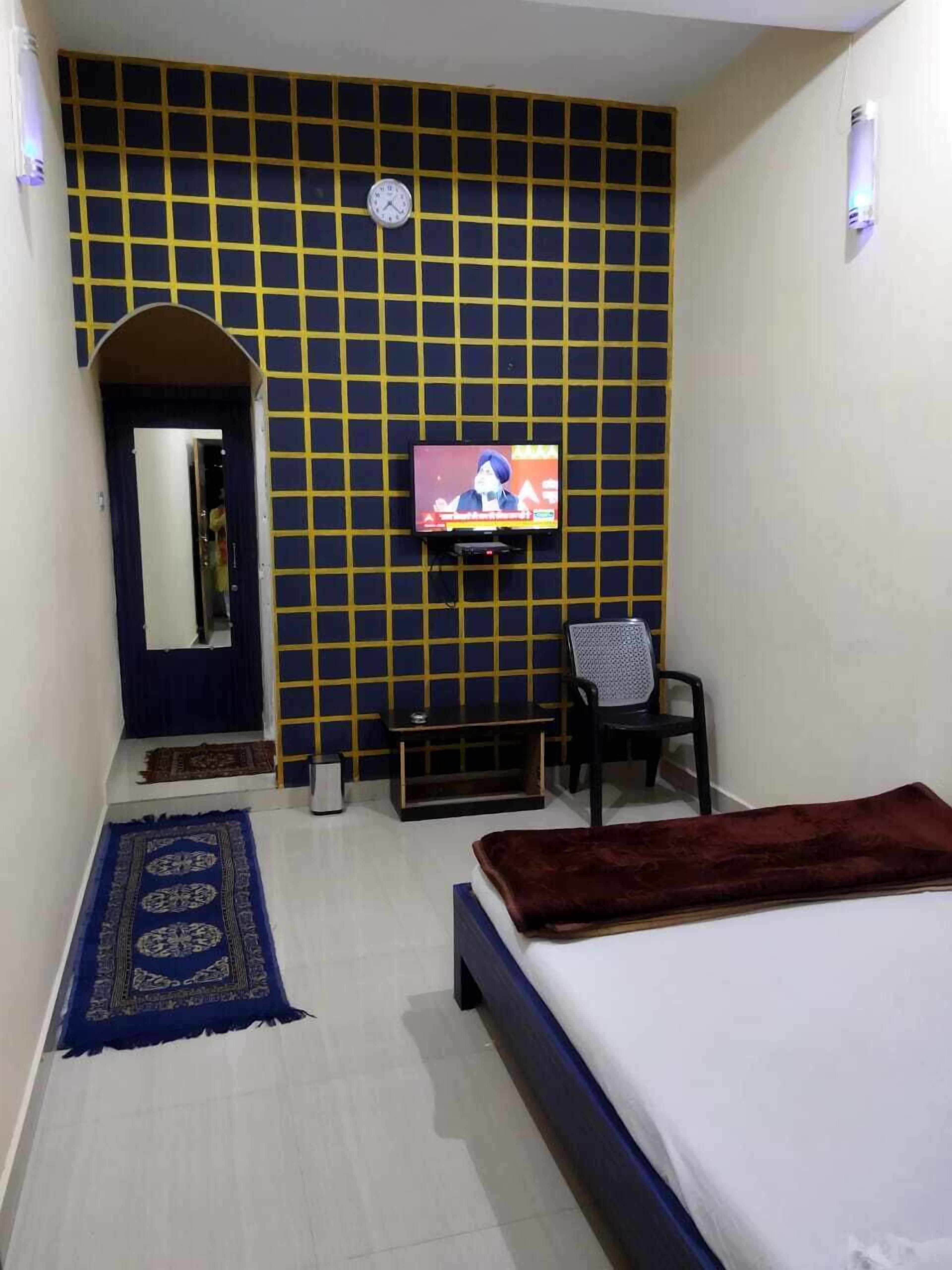 Deluxe Room, Air conditioning | Rollaway beds, free WiFi, bed sheets