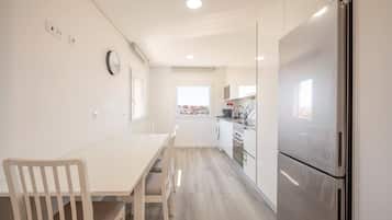 Horno, cafetera y tetera y tostadora