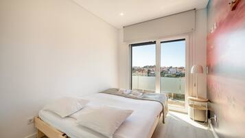 Iron/ironing board, internet, bed sheets