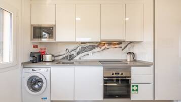 Ovn, kaffetrakter/tekoker og brødrister