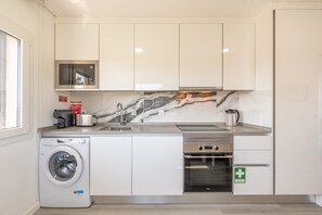 Oven, coffee/tea maker, toaster - GuestReady - Charming home in Charneca da Caparica (Charneca de Caparica)