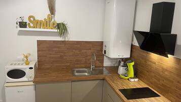 Een koelkast, een microgolfoven, een oven, een kookplaat