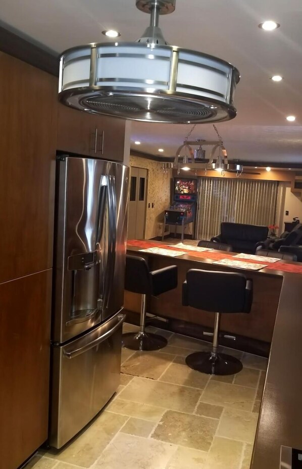 Micro-ondes, four, plaque de cuisson, lave-vaisselle