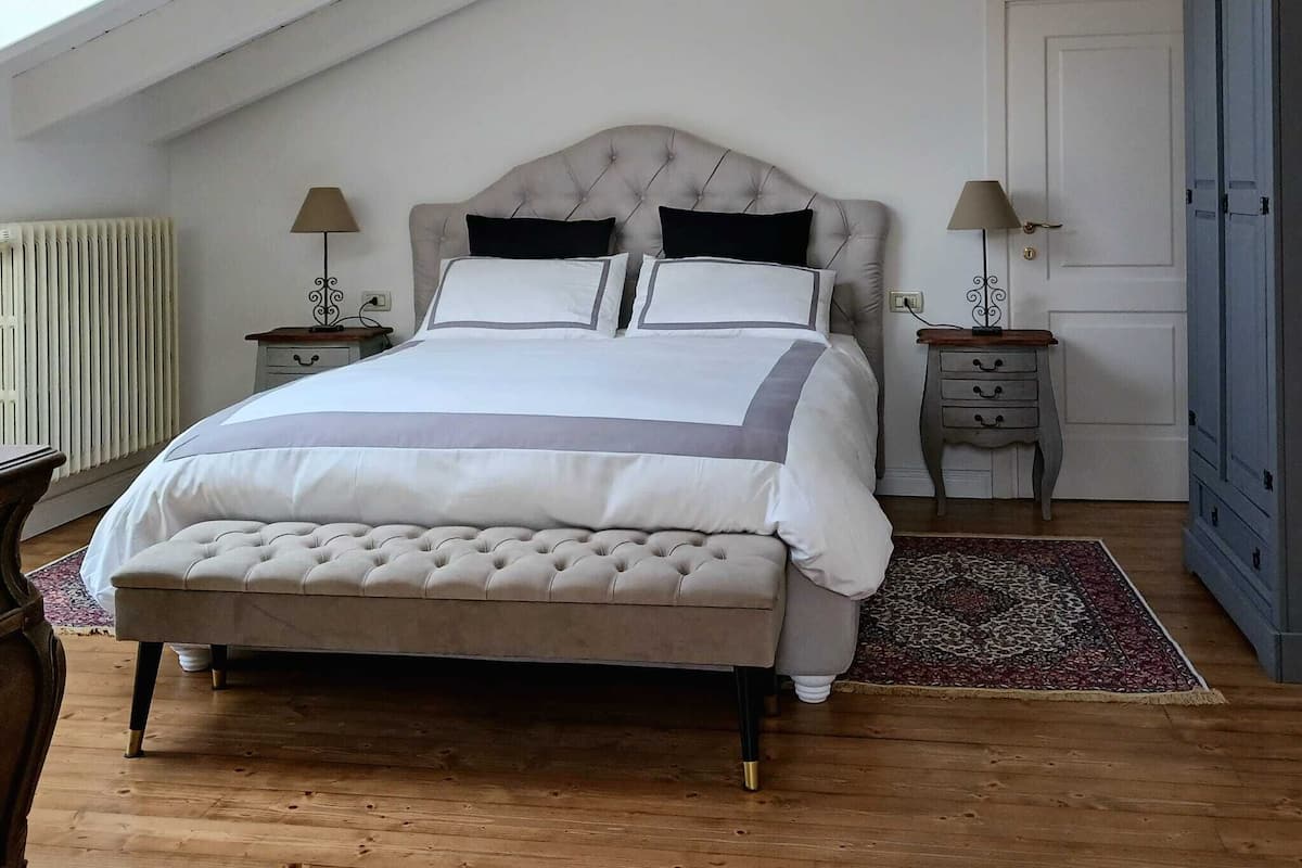 Suite de lujo, para no fumadores, vista al parque | Baño | Regadera, regadera tipo lluvia, secadora de cabello, bidet