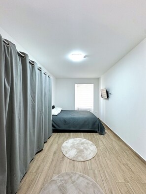 1 habitación, tabla de planchar con plancha, wifi y ropa de cama